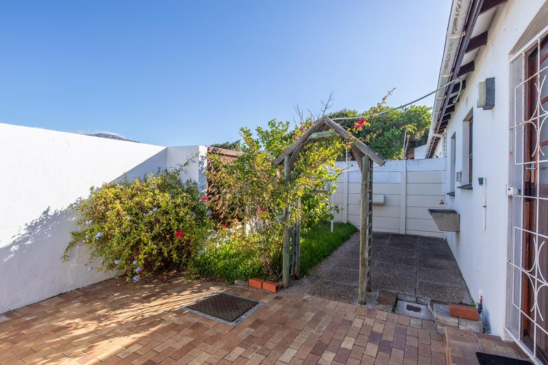 To Let 2 Bedroom Property for Rent in Tokai Western Cape